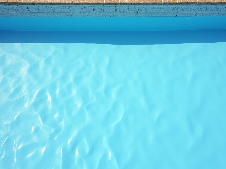 Membrane armée PVC bleue posée dans une piscine rénovée